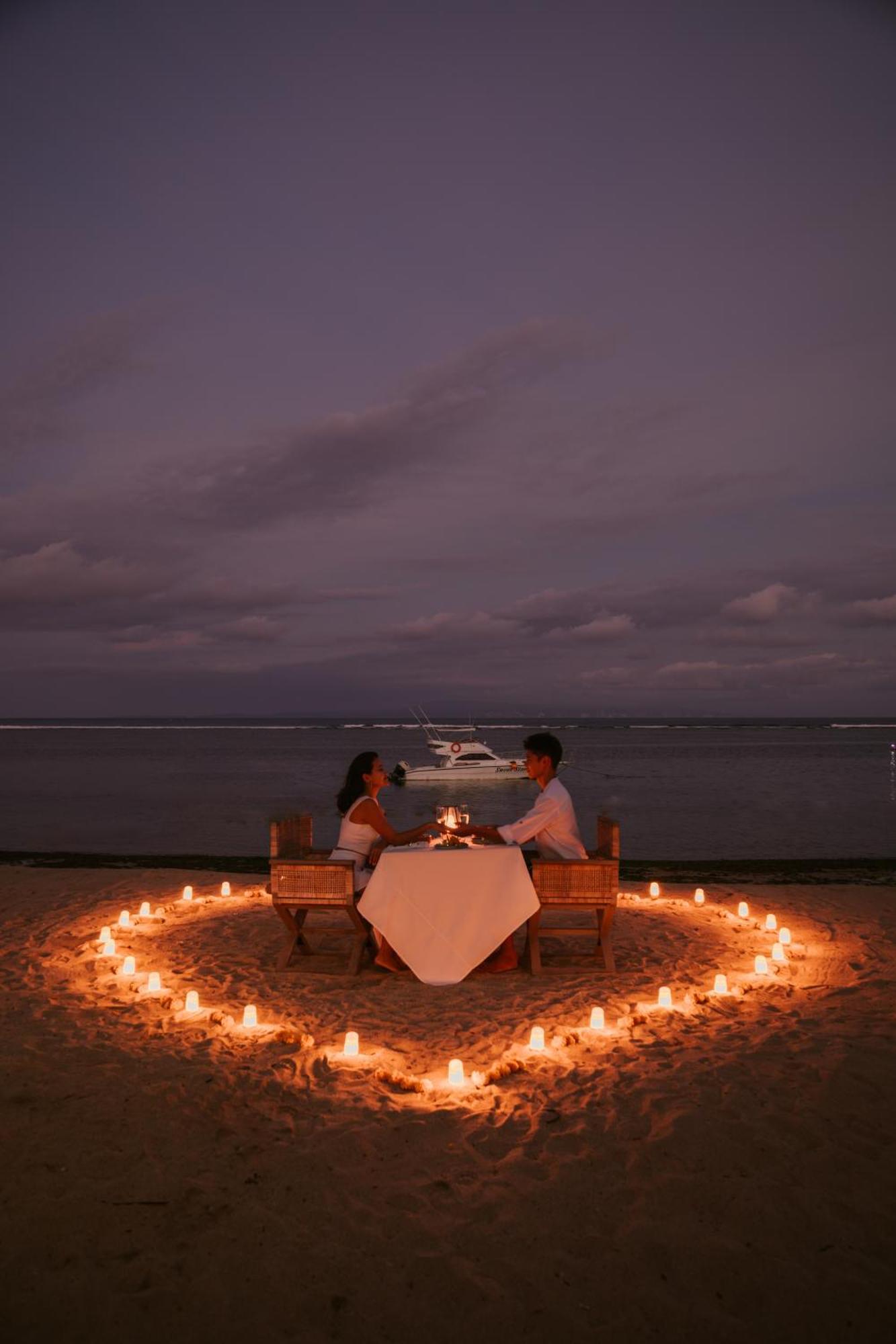 Sadara Resort Νούσα Ντούα Εξωτερικό φωτογραφία A couple dining on a beach at night
