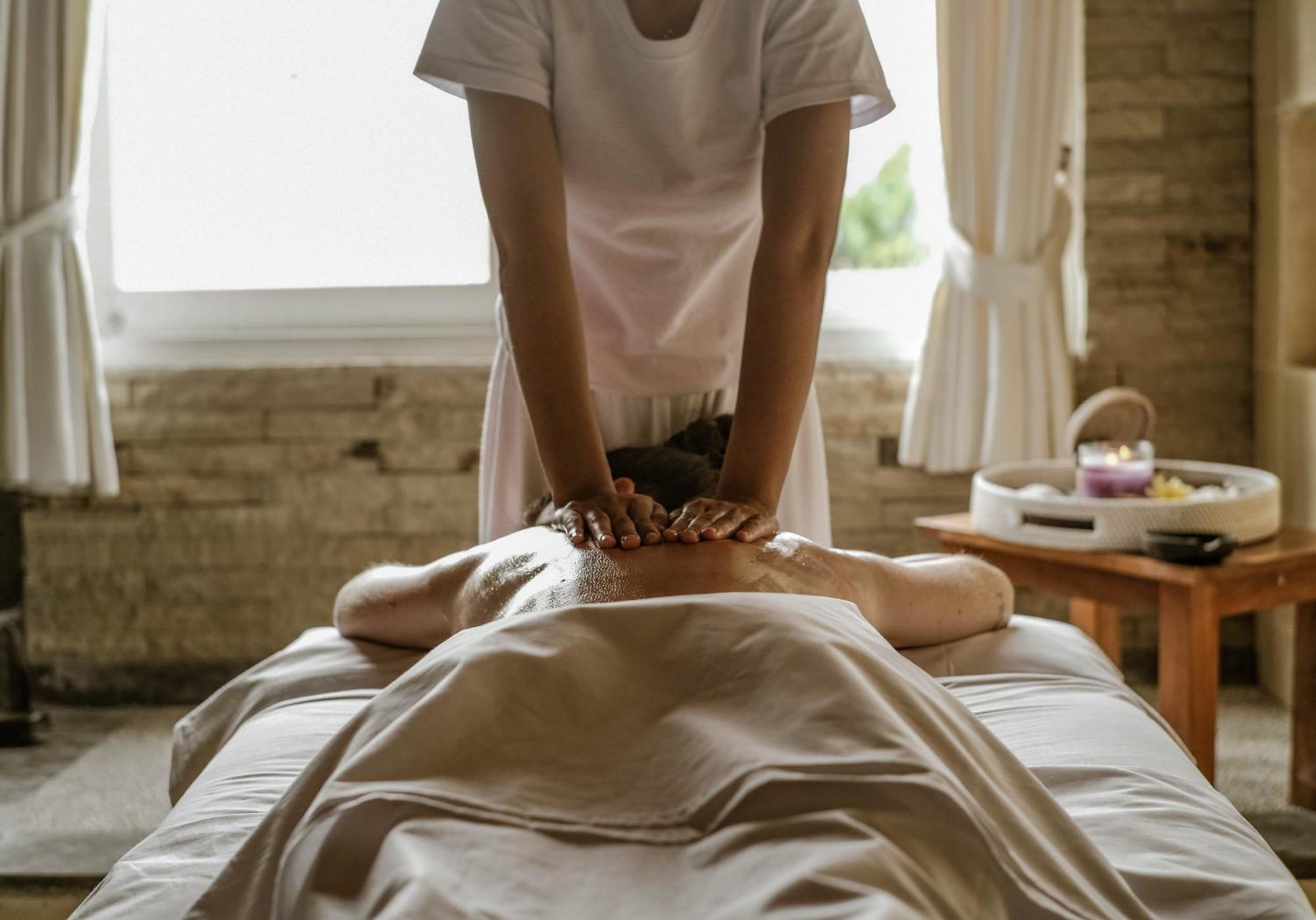 Sadara Resort Νούσα Ντούα Εξωτερικό φωτογραφία A massage therapist working on a patient
